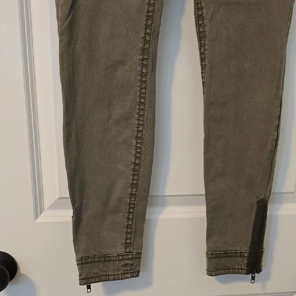 Express Olive Green Women's Cargo Pants. Size 00 Low Rise Fit - Picture 4 of 16